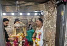 Thakur Anoop Singh Instagram - Ujjain ke Mahakaleshwar Darshan kiye Aur Subah Subah Ki bhasm aarti bhi attend Ki. What a divine feeling to be blessed by lord shiva himself. Shivling par ka haar mere gale main daalke he not only blessed but also assured me that ALL IS WELL! Ujjain,mahakaleshwar Temple