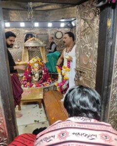 Thakur Anoop Singh Instagram - Ujjain ke Mahakaleshwar Darshan kiye Aur Subah Subah Ki bhasm aarti bhi attend Ki. What a divine feeling to be blessed by lord shiva himself. Shivling par ka haar mere gale main daalke he not only blessed but also assured me that ALL IS WELL! Ujjain,mahakaleshwar Temple