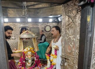 Thakur Anoop Singh Instagram - Ujjain ke Mahakaleshwar Darshan kiye Aur Subah Subah Ki bhasm aarti bhi attend Ki. What a divine feeling to be blessed by lord shiva himself. Shivling par ka haar mere gale main daalke he not only blessed but also assured me that ALL IS WELL! Ujjain,mahakaleshwar Temple