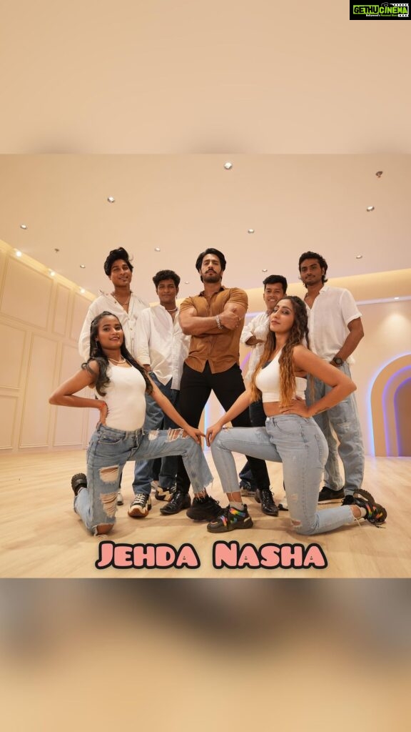 Thakur Anoop Singh Instagram - And here it is! Been a while since I’ve Danced my heart out to one of my fav songs of 2022 #Jehdanasha !! Enjoy ; ) Courtesy : @byou.in Choreography : @snehagupta28 Taught by @manishyadav_tathastu Shot : @sahifashake7 B You Academy