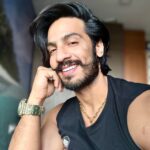 Thakur Anoop Singh Instagram – Lambe baal, Rajputi muuchen, Kuch bodybuilding titles aur chand filmen. Bas Yeh rahi hai pehchaan. 

#Milestogo before I sleep!! 😴 💀