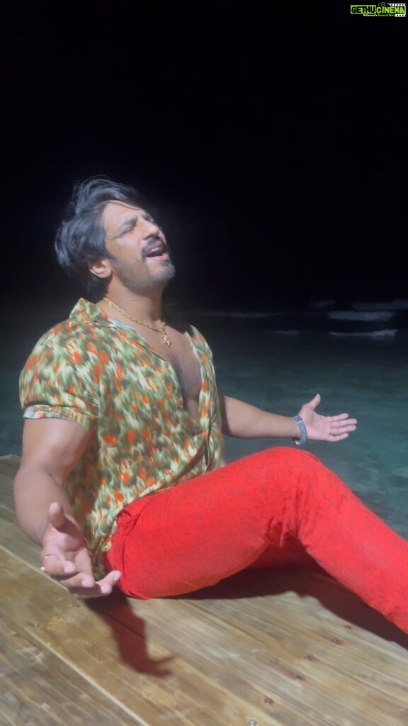 Thakur Anoop Singh Instagram - The island of Maldives, the waves 🌊, the ocean, the moon light and me and some 90’s nostalgic @sonunigamofficial songs… what else could I have asked for!!! #DeewanaTera Sun Siyam Olhuveli