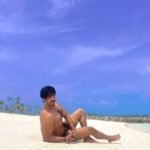 Thakur Anoop Singh Instagram - Wishing all a very happy weekend from Maldives 🏝️ where mandatory beach photos are a must! Self timed photos that look great Lekin lene main 10 secs main 10 baar bhaag ke letna padaa so plz appreciate my efforts 😄!! Thanks to @tournivalofficial @beingzakirhussain @anyelp @whitelotus @tournivalatmaldives @tournivalofficial Sun Siyam Olhuveli