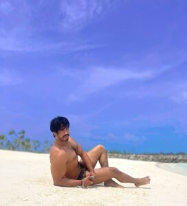 Thakur Anoop Singh Instagram - Wishing all a very happy weekend from Maldives 🏝️ where mandatory beach photos are a must! 

Self timed photos that look great Lekin lene main 10 secs main 10 baar bhaag ke letna padaa so plz appreciate my efforts 😄!! 

Thanks to @tournivalofficial
@beingzakirhussain
@anyelp
@whitelotus 
@tournivalatmaldives
@tournivalofficial