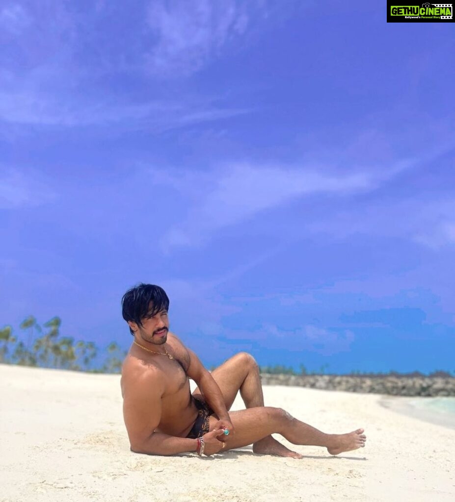 Thakur Anoop Singh Instagram - Wishing all a very happy weekend from Maldives 🏝️ where mandatory beach photos are a must! Self timed photos that look great Lekin lene main 10 secs main 10 baar bhaag ke letna padaa so plz appreciate my efforts 😄!! Thanks to @tournivalofficial @beingzakirhussain @anyelp @whitelotus @tournivalatmaldives @tournivalofficial Sun Siyam Olhuveli
