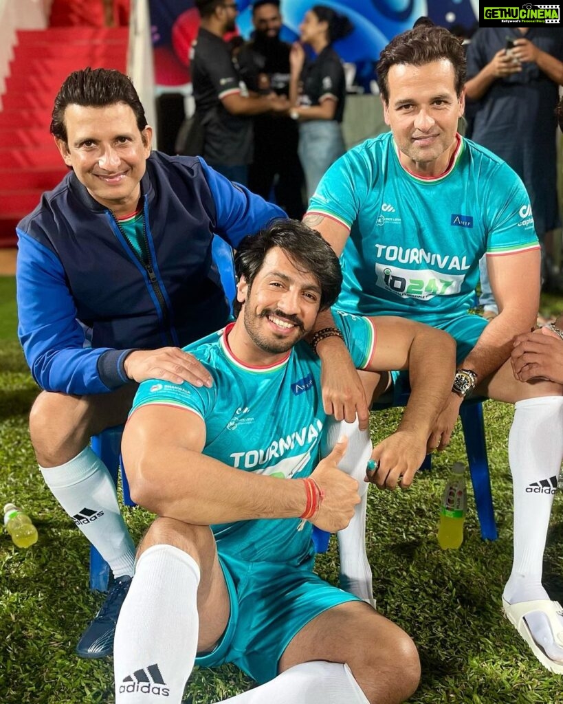 Thakur Anoop Singh Instagram - So we had a wonderful celeb special football match of India - Maldives Cultural & Sports Exchange Event last night at Male city, Maldives with one of my favourite actors @sharmanjoshi @rohitboseroy Loved having detailed conversations about their journey specially sharman’s 3 Idiots and Rang de Basanti behind the scene moments. So much learnt, so much to learn!!! Thanking lord for the blessings! 😇 Male, Maldives