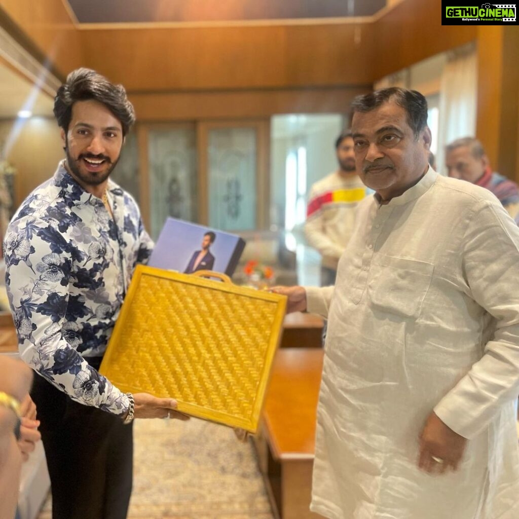 Thakur Anoop Singh Instagram - Met honourable Transport Minister Shri @gadkari.nitin ji at his residence for breakfast this morning. Many topics were discussed including sports, bodybuilding and national projects that he has tremendously worked hard for. He was kind enough to gift a special edition bag and Raymond suits on my return. Nagpur