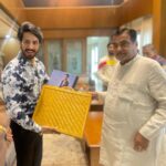Thakur Anoop Singh Instagram - Met honourable Transport Minister Shri @gadkari.nitin ji at his residence for breakfast this morning. Many topics were discussed including sports, bodybuilding and national projects that he has tremendously worked hard for. He was kind enough to gift a special edition bag and Raymond suits on my return. Nagpur