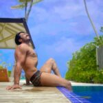 Thakur Anoop Singh Instagram - Wishing all a very happy weekend from Maldives 🏝️ where mandatory beach photos are a must! Self timed photos that look great Lekin lene main 10 secs main 10 baar bhaag ke letna padaa so plz appreciate my efforts 😄!! Thanks to @tournivalofficial @beingzakirhussain @anyelp @whitelotus @tournivalatmaldives @tournivalofficial Sun Siyam Olhuveli