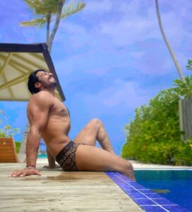 Thakur Anoop Singh Instagram - Wishing all a very happy weekend from Maldives 🏝️ where mandatory beach photos are a must! 

Self timed photos that look great Lekin lene main 10 secs main 10 baar bhaag ke letna padaa so plz appreciate my efforts 😄!! 

Thanks to @tournivalofficial
@beingzakirhussain
@anyelp
@whitelotus 
@tournivalatmaldives
@tournivalofficial