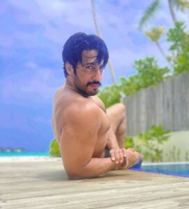 Thakur Anoop Singh Instagram - Wishing all a very happy weekend from Maldives 🏝️ where mandatory beach photos are a must! 

Self timed photos that look great Lekin lene main 10 secs main 10 baar bhaag ke letna padaa so plz appreciate my efforts 😄!! 

Thanks to @tournivalofficial
@beingzakirhussain
@anyelp
@whitelotus 
@tournivalatmaldives
@tournivalofficial