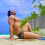 Thakur Anoop Singh Instagram - Wishing all a very happy weekend from Maldives 🏝️ where mandatory beach photos are a must! Self timed photos that look great Lekin lene main 10 secs main 10 baar bhaag ke letna padaa so plz appreciate my efforts 😄!! Thanks to @tournivalofficial @beingzakirhussain @anyelp @whitelotus @tournivalatmaldives @tournivalofficial Sun Siyam Olhuveli