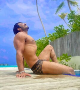 Thakur Anoop Singh Instagram - Wishing all a very happy weekend from Maldives 🏝️ where mandatory beach photos are a must! 

Self timed photos that look great Lekin lene main 10 secs main 10 baar bhaag ke letna padaa so plz appreciate my efforts 😄!! 

Thanks to @tournivalofficial
@beingzakirhussain
@anyelp
@whitelotus 
@tournivalatmaldives
@tournivalofficial