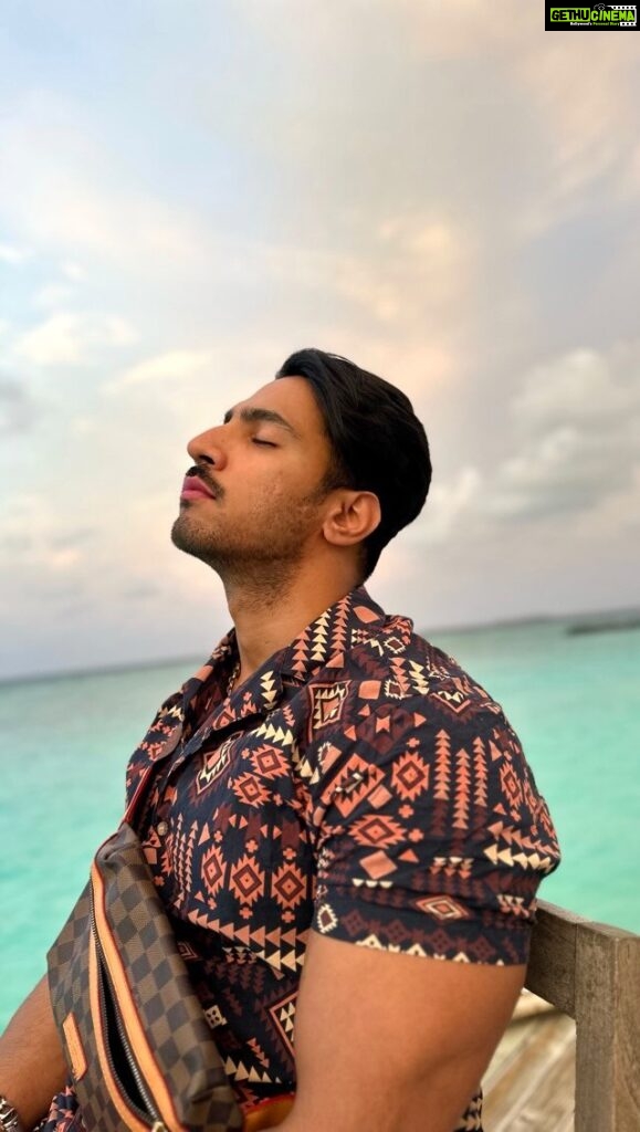 Thakur Anoop Singh Instagram - Couldn’t help but fall in love with the ambience that makes my soul wanna 🎤 🎵 #Thakuranoopsingh Courtesy @osmoholidays #Maldives @fushifaru