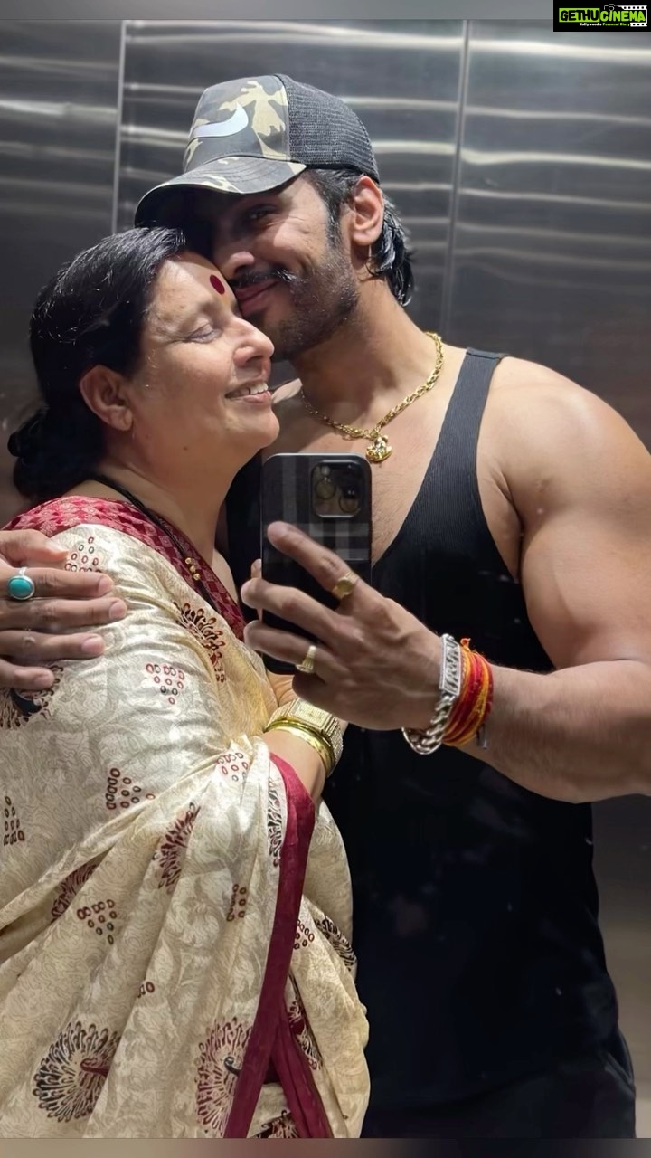 Thakur Anoop Singh Instagram - 🧿 nazar na lage maa ko Kabhi! Apna jo kuch hai maa hai!! #HappyMothersDay to all the lovely mothers who raised us and made us so capable! Hats off 🫡
