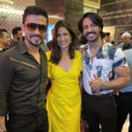 Thakur Anoop Singh Instagram - Met few friends from the film fraternity on premiere of #chatrapathi last night. @darshankumaar @aahanakumra @major_rudrashish
