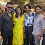 Thakur Anoop Singh Instagram - Met few friends from the film fraternity on premiere of #chatrapathi last night. @darshankumaar @aahanakumra @major_rudrashish