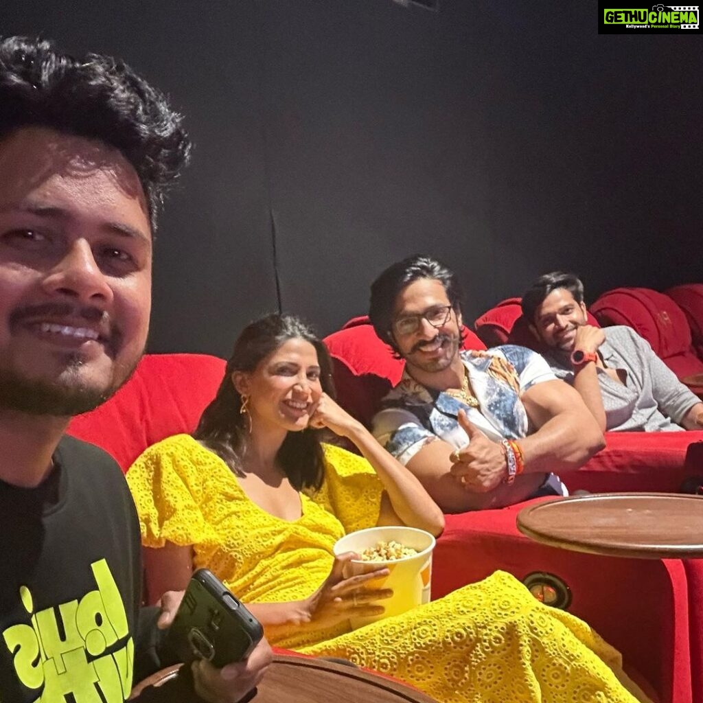 Thakur Anoop Singh Instagram - Met few friends from the film fraternity on premiere of #chatrapathi last night. @darshankumaar @aahanakumra @major_rudrashish