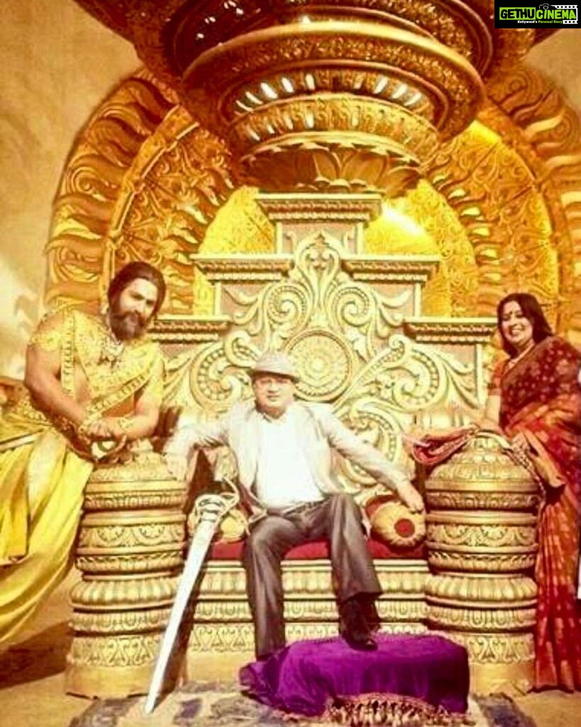 Thakur Anoop Singh Instagram - Happy Father’s Day to the Real King of my world!!! #Throwback to my Mahabharat set. Aakhir maine singhasan pe mere hi vanshaj ko bithaaya 😜