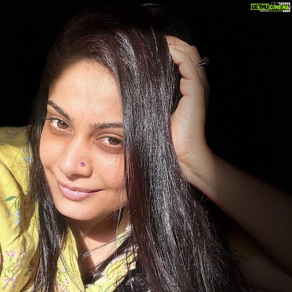 Toral Rasputra Instagram - Maybe all that matters is your light and how you love their darkness. ✍️ ~ @words.and.roses . . . #beyou #bepositive #behappy #keepgoing #keepsmiling #believeinyourself #stayfocused #staycalm #liveinthemoment #lifeisbeautiful
