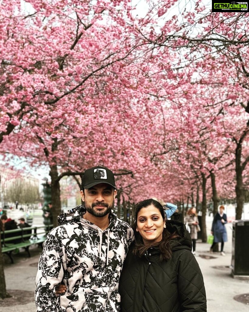 Tovino Thomas Instagram - Cherry blossom 🌸 #family #onebighappyfamily #holidayswithfamily #officialcherryblossomday #stockholm #april28 #kungsträdgården #sweden Kungsträdgården