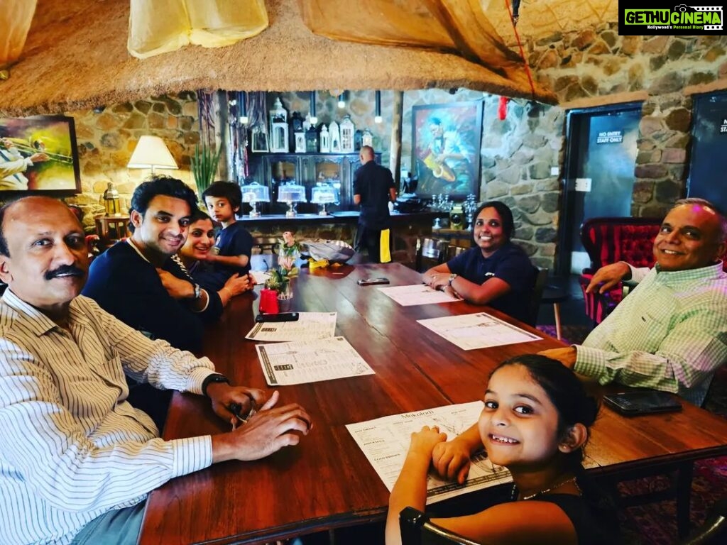 Tovino Thomas Instagram - Easter Lunch 🐣 @tovinothomas #Botswana #africa #easter #friendslikefamily Mokolodi Bush Kitchen