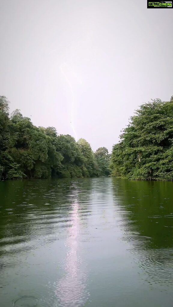 Tovino Thomas Instagram - Just miss ⚡️🫣 #lightning #thunder #thunderrumbling #thunderdelay