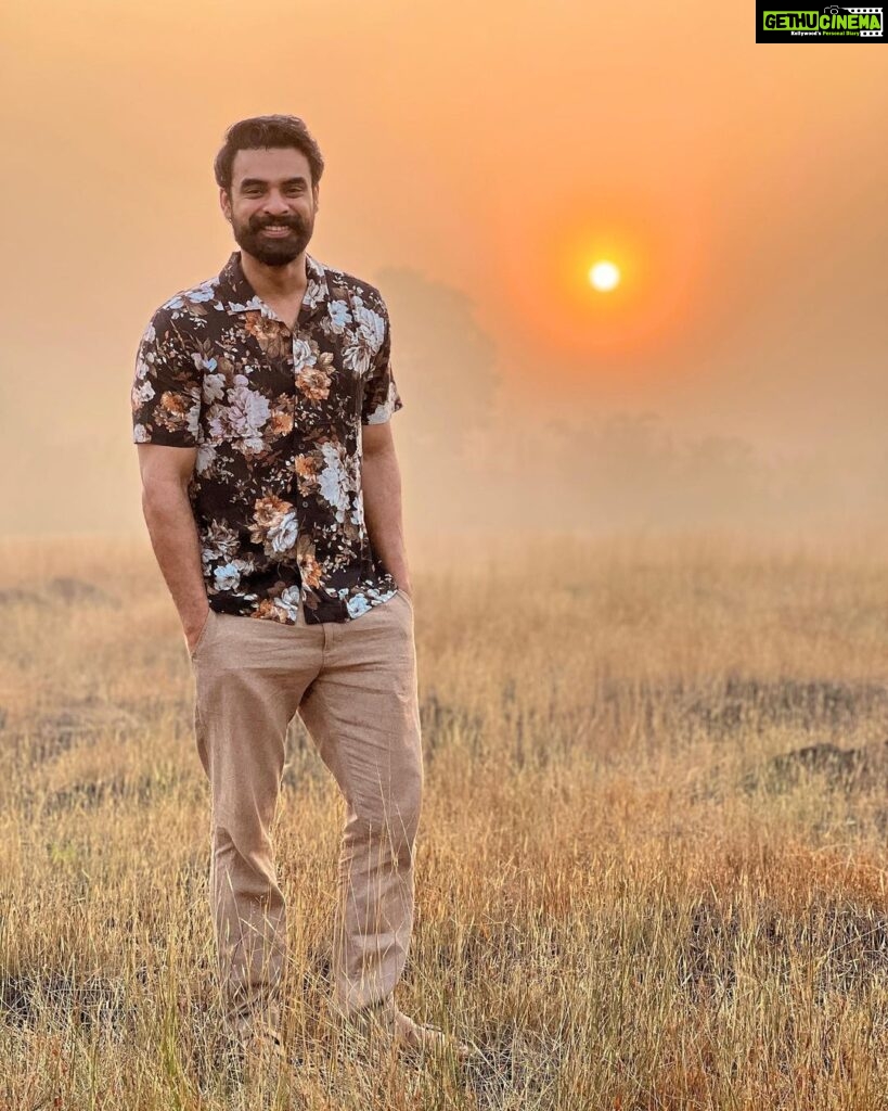 Tovino Thomas Instagram - The most exciting part of night shoots - Glorious sunrises after pack up !! That’s a good click @harishuthamanofficial #ARM @armthemovie