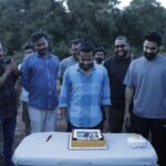 Tovino Thomas Instagram - ഒരു സുഹൃത്തെന്ന നിലയിലും , അവന്റെ സംവിധാനത്തിൽ അഭനയിച്ചിട്ടുള്ള ഒരു നടനെന്ന നിലയിലും ,ഒരുമിച്ച് പല സിനിമകളിലും അഭിനയിച്ചിട്ടുള്ള നടനെന്ന നിലയിലും ഞാൻ ഏറെ സന്തോഷത്തോടെ , അഭിമാനത്തോടെ നോക്കിക്കാണുന്ന വളർച്ചയാണ് @ibasiljoseph ന്റേത് .ഒരുപക്ഷെ ഈ അവാർഡ് വാങ്ങിക്കഴിഞ്ഞ് അവൻ അതേ വേദിയിലിരുന്ന് ഏറ്റവും ആദ്യം ഫോണിൽ വിളിച്ചതും എന്നെയായിരിക്കും . മിന്നൽ മുരളിക്ക് വേണ്ടി ബേസിൽ ഈ അംഗീകാരം ഏറ്റുവാങ്ങുമ്പോൾ ഞങ്ങൾ ഒരുമിച്ച് ഒരേ സിനിമയിൽ അഭിനയിച്ചു കൊണ്ടിരിക്കുകയാണ് എന്നുള്ളത് മറ്റൊരു നിമിത്തമായിരിക്കും . ഇനിയും കീഴടക്കാൻ ഉയരങ്ങളേറെയാണ് . വളരുക , വളരുക , മാനം മുട്ടെ വളരുക !! A serious post about @ibasiljoseph on my timeline seems dramatic.എന്നാലും കിടക്കട്ടെ .😁