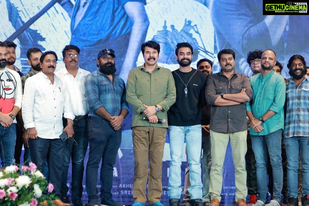 Tovino Thomas Instagram - From yesterday’s teaser launch of 2018, Malikappuram and Chaver. Wishing nothing short of best to everyone involved. ‘2018’ releasing in 2023 !!! Teaser out now 😁 "EVERYONE IS A HERO" @venukunnappilly @iamantojoseph @judeanthanyjoseph @tovinothomas @asifali @kunchacks @actorindrans @vineeth84 @lal_director @narainraam @ajuvarghese @sshivadhaoffcl @koshyvinitha @tanviram @aparna.balamurali @kalaiyarasananbu @sudheesh_actor @akhilarakkal @mohandas_art_director @chaman.chakko @nobinpaul @sameerasaneesh @_vishnugovind @sinat_savier @ronexxavier4103 @gilujoseph #2018 #keralaflood #everyoneisahero #judeanthanyjoseph #venukunnappilly #antojoseph #ckpadmakumar #kavyafilmcompany #pkprimeproductions #tovinothomas #asifali #kunchakoboban #thanviram #kalaiyarasan #shivada #vineethakoshi #vineethsreenivasan #narain#lal #indrans #sudheesh