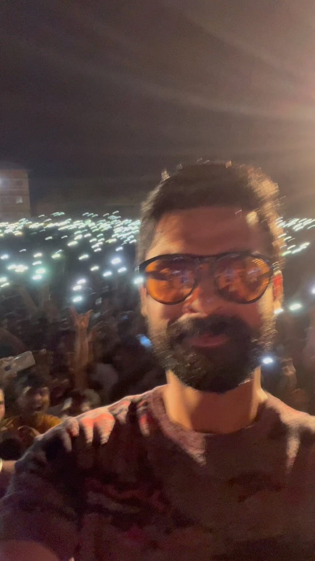 Tovino Thomas Instagram - Thanks for the love Kannur !! Overwhelmed, humbled. #mayyil #kannur #makkahhypermarket inauguration #nadirshow @rjmithun @m.s.nadirshah @neeraj_madhav Mayyil