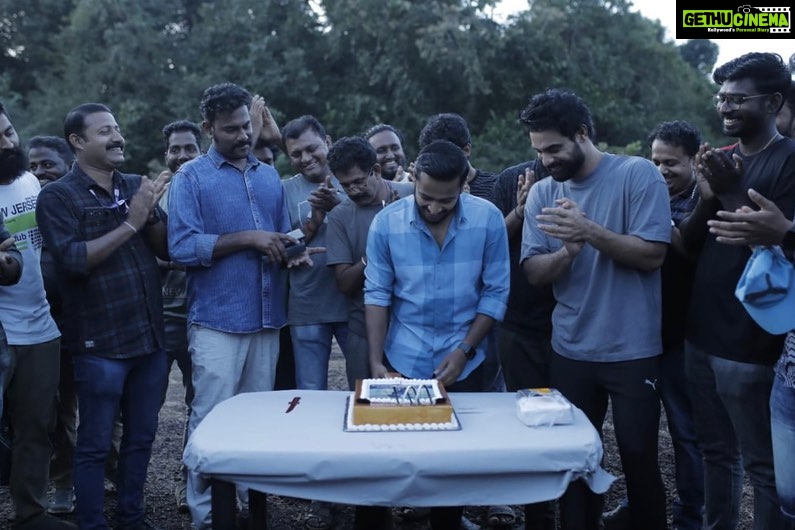 Tovino Thomas Instagram - ഒരു സുഹൃത്തെന്ന നിലയിലും , അവന്റെ സംവിധാനത്തിൽ അഭനയിച്ചിട്ടുള്ള ഒരു നടനെന്ന നിലയിലും ,ഒരുമിച്ച് പല സിനിമകളിലും അഭിനയിച്ചിട്ടുള്ള നടനെന്ന നിലയിലും ഞാൻ ഏറെ സന്തോഷത്തോടെ , അഭിമാനത്തോടെ നോക്കിക്കാണുന്ന വളർച്ചയാണ് @ibasiljoseph ന്റേത് .ഒരുപക്ഷെ ഈ അവാർഡ് വാങ്ങിക്കഴിഞ്ഞ് അവൻ അതേ വേദിയിലിരുന്ന് ഏറ്റവും ആദ്യം ഫോണിൽ വിളിച്ചതും എന്നെയായിരിക്കും . മിന്നൽ മുരളിക്ക് വേണ്ടി ബേസിൽ ഈ അംഗീകാരം ഏറ്റുവാങ്ങുമ്പോൾ ഞങ്ങൾ ഒരുമിച്ച് ഒരേ സിനിമയിൽ അഭിനയിച്ചു കൊണ്ടിരിക്കുകയാണ് എന്നുള്ളത് മറ്റൊരു നിമിത്തമായിരിക്കും . ഇനിയും കീഴടക്കാൻ ഉയരങ്ങളേറെയാണ് . വളരുക , വളരുക , മാനം മുട്ടെ വളരുക !! A serious post about @ibasiljoseph on my timeline seems dramatic.എന്നാലും കിടക്കട്ടെ .😁