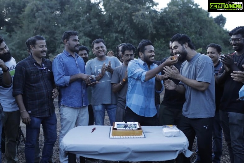 Tovino Thomas Instagram - ഒരു സുഹൃത്തെന്ന നിലയിലും , അവന്റെ സംവിധാനത്തിൽ അഭനയിച്ചിട്ടുള്ള ഒരു നടനെന്ന നിലയിലും ,ഒരുമിച്ച് പല സിനിമകളിലും അഭിനയിച്ചിട്ടുള്ള നടനെന്ന നിലയിലും ഞാൻ ഏറെ സന്തോഷത്തോടെ , അഭിമാനത്തോടെ നോക്കിക്കാണുന്ന വളർച്ചയാണ് @ibasiljoseph ന്റേത് .ഒരുപക്ഷെ ഈ അവാർഡ് വാങ്ങിക്കഴിഞ്ഞ് അവൻ അതേ വേദിയിലിരുന്ന് ഏറ്റവും ആദ്യം ഫോണിൽ വിളിച്ചതും എന്നെയായിരിക്കും . മിന്നൽ മുരളിക്ക് വേണ്ടി ബേസിൽ ഈ അംഗീകാരം ഏറ്റുവാങ്ങുമ്പോൾ ഞങ്ങൾ ഒരുമിച്ച് ഒരേ സിനിമയിൽ അഭിനയിച്ചു കൊണ്ടിരിക്കുകയാണ് എന്നുള്ളത് മറ്റൊരു നിമിത്തമായിരിക്കും . ഇനിയും കീഴടക്കാൻ ഉയരങ്ങളേറെയാണ് . വളരുക , വളരുക , മാനം മുട്ടെ വളരുക !! A serious post about @ibasiljoseph on my timeline seems dramatic.എന്നാലും കിടക്കട്ടെ .😁