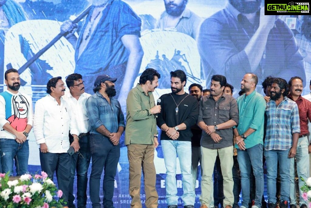 Tovino Thomas Instagram - From yesterday’s teaser launch of 2018, Malikappuram and Chaver. Wishing nothing short of best to everyone involved. ‘2018’ releasing in 2023 !!! Teaser out now 😁 "EVERYONE IS A HERO" @venukunnappilly @iamantojoseph @judeanthanyjoseph @tovinothomas @asifali @kunchacks @actorindrans @vineeth84 @lal_director @narainraam @ajuvarghese @sshivadhaoffcl @koshyvinitha @tanviram @aparna.balamurali @kalaiyarasananbu @sudheesh_actor @akhilarakkal @mohandas_art_director @chaman.chakko @nobinpaul @sameerasaneesh @_vishnugovind @sinat_savier @ronexxavier4103 @gilujoseph #2018 #keralaflood #everyoneisahero #judeanthanyjoseph #venukunnappilly #antojoseph #ckpadmakumar #kavyafilmcompany #pkprimeproductions #tovinothomas #asifali #kunchakoboban #thanviram #kalaiyarasan #shivada #vineethakoshi #vineethsreenivasan #narain#lal #indrans #sudheesh