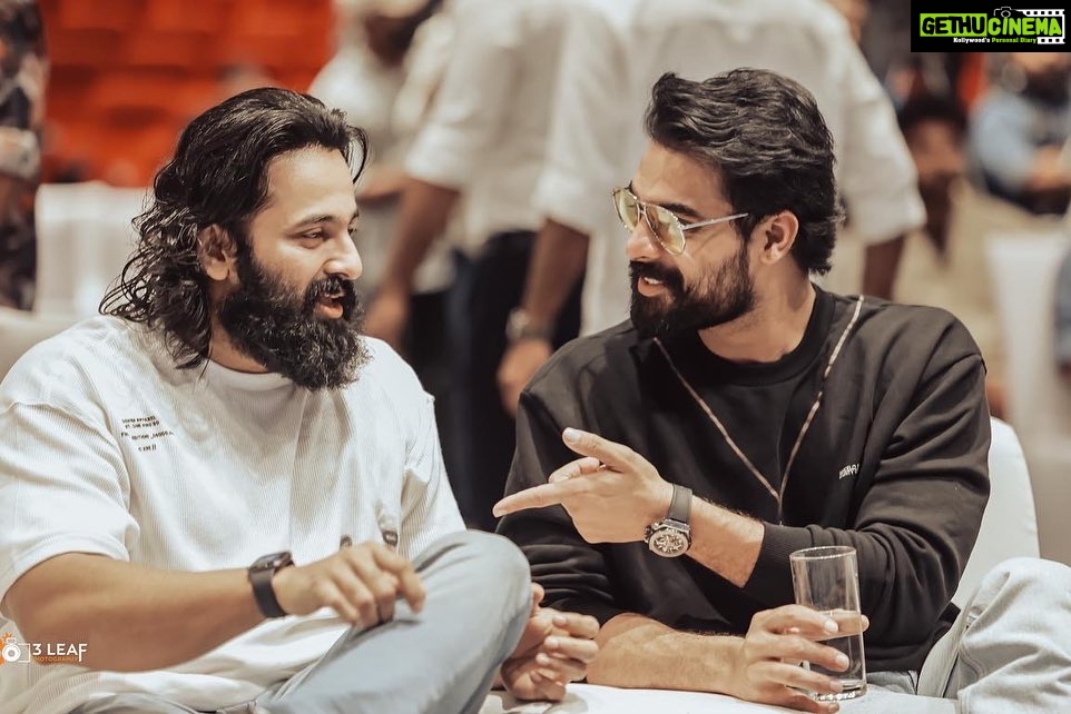 Tovino Thomas Instagram - From yesterday’s teaser launch of 2018, Malikappuram and Chaver. Wishing nothing short of best to everyone involved. ‘2018’ releasing in 2023 !!! Teaser out now 😁 "EVERYONE IS A HERO" @venukunnappilly @iamantojoseph @judeanthanyjoseph @tovinothomas @asifali @kunchacks @actorindrans @vineeth84 @lal_director @narainraam @ajuvarghese @sshivadhaoffcl @koshyvinitha @tanviram @aparna.balamurali @kalaiyarasananbu @sudheesh_actor @akhilarakkal @mohandas_art_director @chaman.chakko @nobinpaul @sameerasaneesh @_vishnugovind @sinat_savier @ronexxavier4103 @gilujoseph #2018 #keralaflood #everyoneisahero #judeanthanyjoseph #venukunnappilly #antojoseph #ckpadmakumar #kavyafilmcompany #pkprimeproductions #tovinothomas #asifali #kunchakoboban #thanviram #kalaiyarasan #shivada #vineethakoshi #vineethsreenivasan #narain#lal #indrans #sudheesh