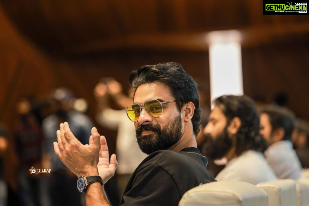 Tovino Thomas Instagram - From yesterday’s teaser launch of 2018, Malikappuram and Chaver. Wishing nothing short of best to everyone involved. ‘2018’ releasing in 2023 !!! Teaser out now 😁 "EVERYONE IS A HERO" @venukunnappilly @iamantojoseph @judeanthanyjoseph @tovinothomas @asifali @kunchacks @actorindrans @vineeth84 @lal_director @narainraam @ajuvarghese @sshivadhaoffcl @koshyvinitha @tanviram @aparna.balamurali @kalaiyarasananbu @sudheesh_actor @akhilarakkal @mohandas_art_director @chaman.chakko @nobinpaul @sameerasaneesh @_vishnugovind @sinat_savier @ronexxavier4103 @gilujoseph #2018 #keralaflood #everyoneisahero #judeanthanyjoseph #venukunnappilly #antojoseph #ckpadmakumar #kavyafilmcompany #pkprimeproductions #tovinothomas #asifali #kunchakoboban #thanviram #kalaiyarasan #shivada #vineethakoshi #vineethsreenivasan #narain#lal #indrans #sudheesh