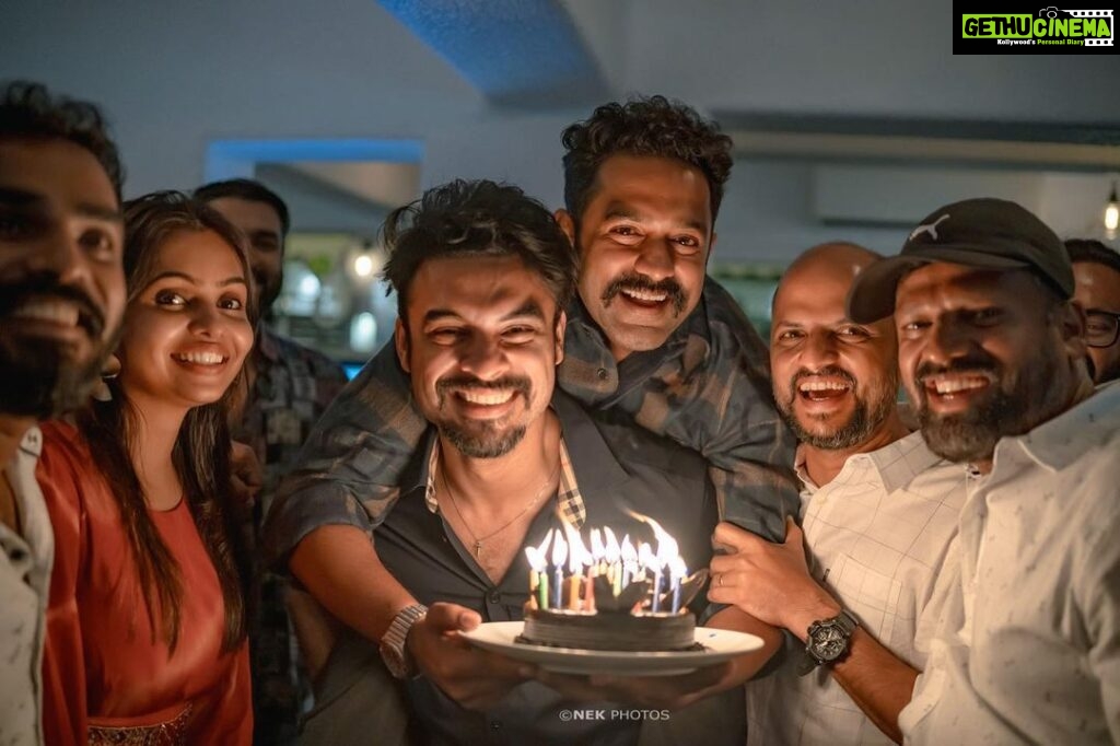 Tovino Thomas Instagram - 🥰 #2018movie #successcelebration #team2018 #thankingeveryone #sharingourhappinesswiththeworld #haveapieceofcake 📸 @neeleshek