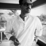Tovino Thomas Instagram - സാഹിത്യകാരൻ 💙 @tovinothomas @sameerasaneesh @ronexxavier4103 @neelavelichammovie @opmcinemas