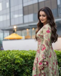 Trisha Instagram - 🦜🧿

Outfit: @kalista.official @dipublicrelations 
Jewellery: @kishandasjewellery 
Footwear : @themadrastrunk 

Style team : @ekalakhani @team___e @malinikarthikeyan @harshene.ravichandar @arpita.kc @mayuri_srivastava 
 
Makeup @uspawar3 
Hair @rohini_hairstylist 

Photographed by @arunprasath_photography 

Production: @donsrini for @madrastalkies @lyca_productions 

#PS2 #PonniyinSelvan #ManiRatnam #TrishaKrishnan #TeamE #CholasAreBack #KishandasJewellery #EkaLakhani #CholaTour