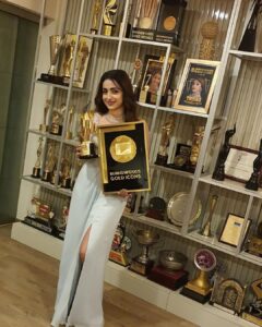 Trisha Instagram - Thank you for the honour,appreciation and love🏆🏅
 @behindwoodsofficial @jfwdigital 
Mani sir,Thank you for #kundavai and #ps 👑🧿