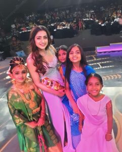 Trisha Instagram - Thank you for the honour,appreciation and love🏆🏅
 @behindwoodsofficial @jfwdigital 
Mani sir,Thank you for #kundavai and #ps 👑🧿