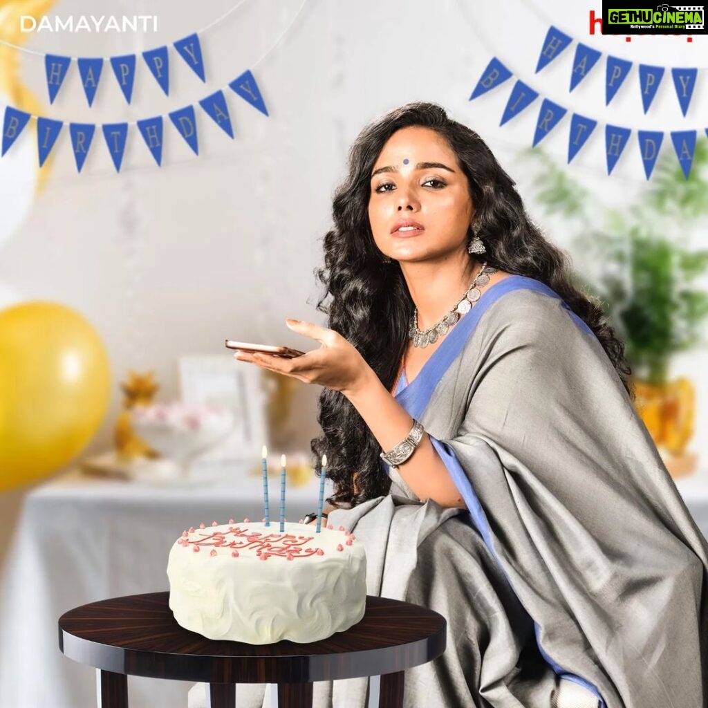 Tuhina Das Instagram - আজ সমস্ত গোয়েন্দারা একটু হইচই করবে, কারণ আজ আমাদের প্রিয় দময়ন্তীর জন্মদিন!🎈🍰 Here's wishing the brilliant @tuhinadasofficial a very happy birthday! ❤✨