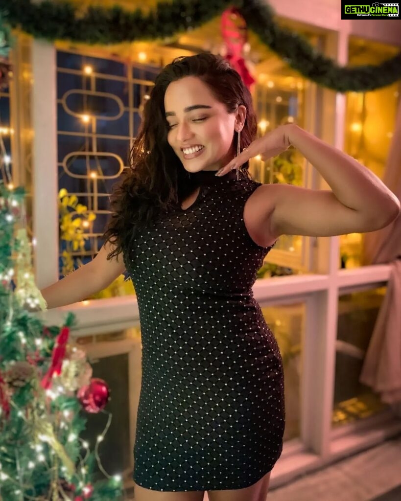 Tuhina Das Instagram - Merry Christmas!! ✨ 🎄 May this day bring more joy to your lives ❤️ #christmas #christmas2022 #christmaslights #tuhinadas