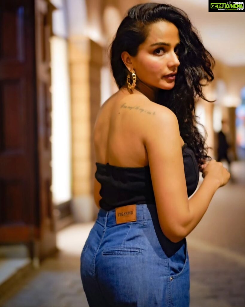 Tuhina Das Instagram - Look back, and slay! #instagood #instagram #instalike #glamup #goodvibes #SlayingTheGame #tuhinadas @freakinsindia Mumbai, Maharashtra