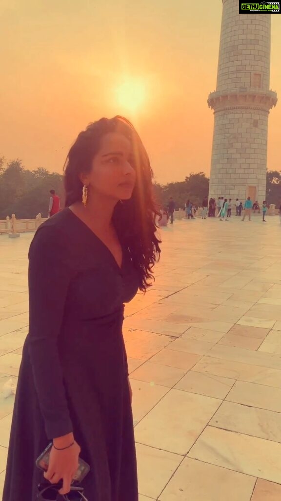 Tuhina Das Instagram - Basking in the setting sun is bliss ☀✨ #sunset #throwback #tuhinadas