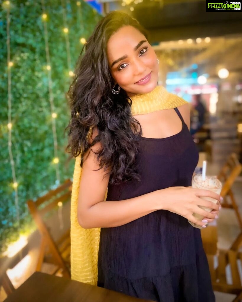 Tuhina Das Instagram - My way of beating the summer heat is cold coffee🥤 What's yours? #summertales #summerdrinks #coldcoffee #indianwear #tuhinadas