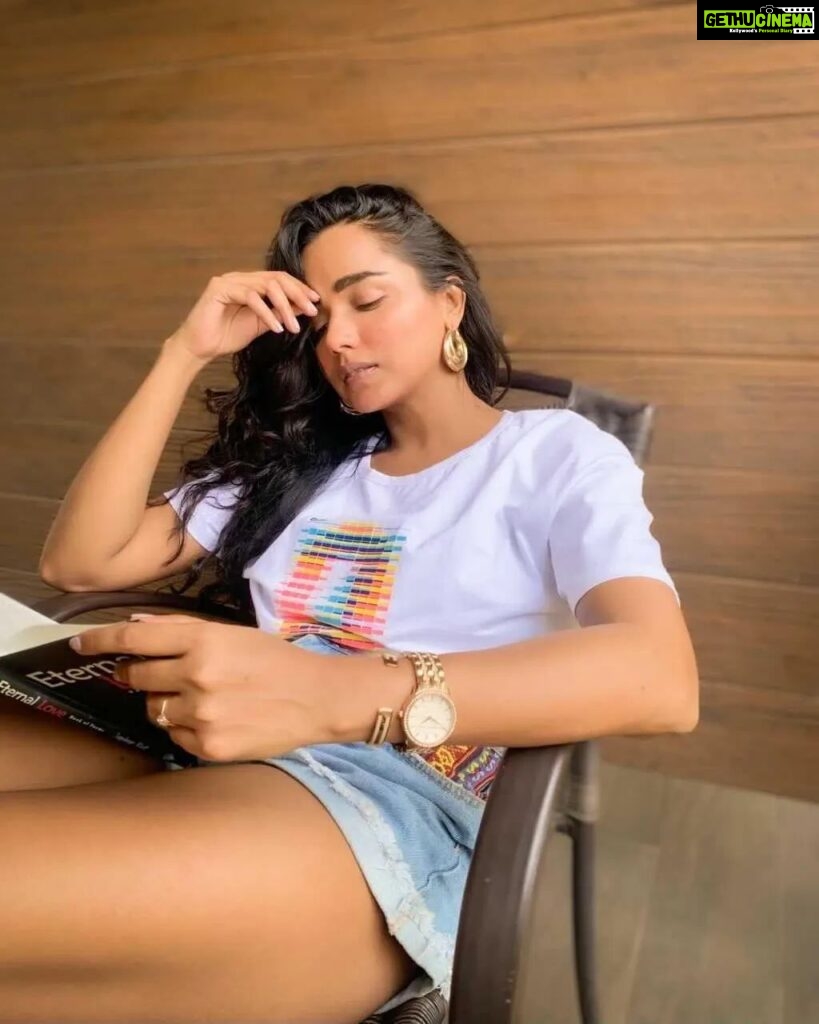 Tuhina Das Instagram - The comfort and solace of reading a book is blissful ✨ #books #bookstagram #moododtheday #mumbaidiaries #tuhinadas Somwhere Peaceful
