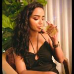 Tuhina Das Instagram - Sipping away #Summer blues to beat the heat 🍹. #summerblues #beattheheat #tuhinadas #mumbaidiaries