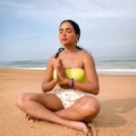 Tuhina Das Instagram – Seeking inner peace on a beach is peace itself ✌️☮️

#beachvibes #throwbackthursday #beachwear #tuhinadas