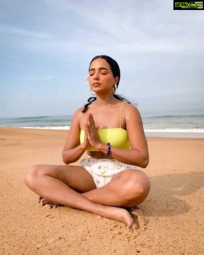 Tuhina Das Instagram - Seeking inner peace on a beach is peace itself ✌☮ #beachvibes #throwbackthursday #beachwear #tuhinadas